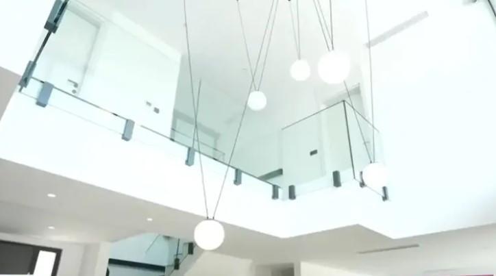<p>Salon tavanında bulunan ışık detayları da olduk&ccedil;a dikkat &ccedil;ekti.</p>

<p>&nbsp;</p>
