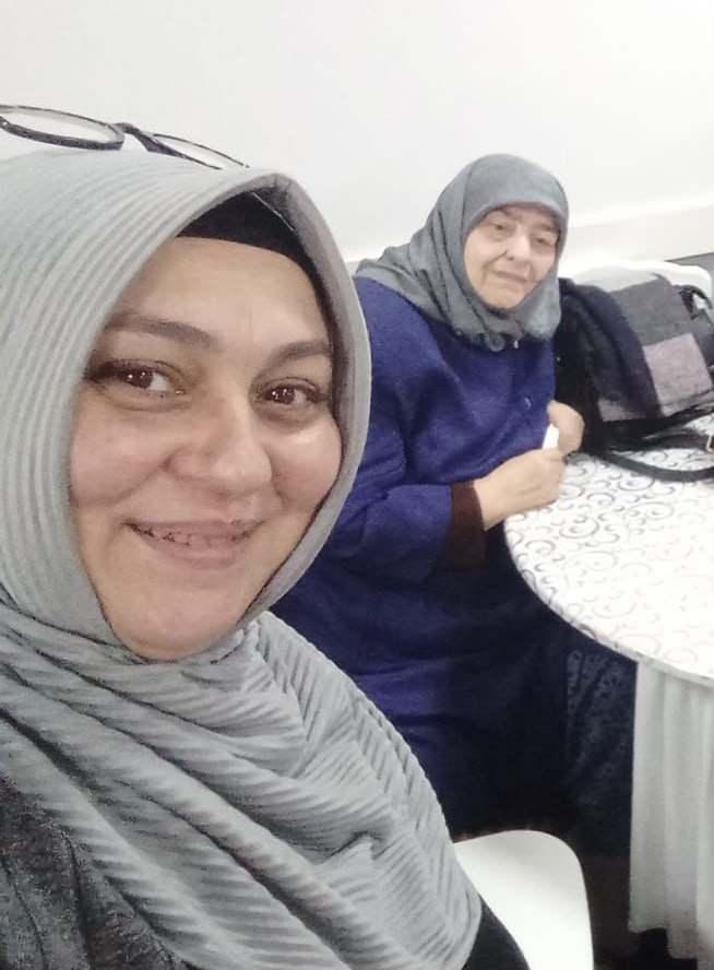 <p>&Ouml;ld&uuml;rd&uuml;ğ&uuml; Faize Karaca ile daha &ouml;nce &ccedil;ektirdiği fotoğrafa ulaşılan Şeng&uuml;l Demir&rsquo;in evinde yapılan aramada <span style="color:#A52A2A"><strong><em>cinayet sırasında giydiği kanlı kıyafetleri bulundu.</em></strong></span></p>
