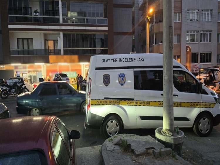 <p>İhbar &uuml;zerine adrese polis ve sağlık ekipleri sevk edildi.</p>

<p>&nbsp;</p>

<p>Eve giren ekipler, yatak odasında, A.K.&rsquo;nin eşi Faize Karaca&rsquo;yı kanlar i&ccedil;inde yerde yatarken buldu.&nbsp;</p>

<p>&nbsp;</p>

<p>Sağlık ekiplerinin yaptığı kontrollerde Karaca&rsquo;nın hayatını kaybettiği ve<span style="color:rgb(165, 42, 42)"><strong><em> boğazında kesici alet kaynaklı olduğu belirtilen kesi izlerinin olduğu belirlendi.&nbsp;</em></strong></span></p>
