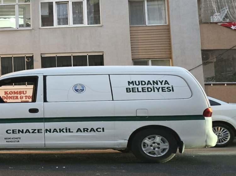 <p>Karaca&rsquo;nın cenazesi, savcılık incelmesinin ardından otopsi i&ccedil;in Bursa Adli Tıp Kurumu&rsquo;na kaldırıldı.</p>
