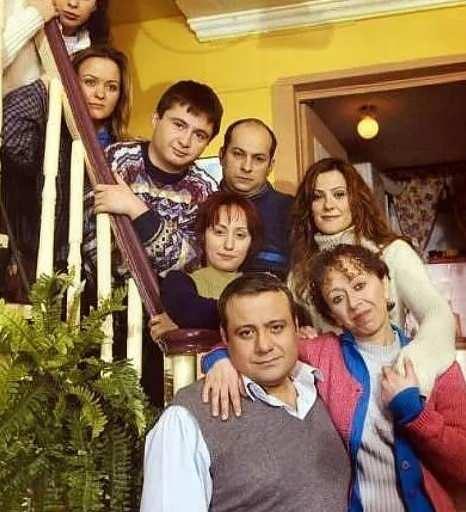 <p>TRT ekranlarında yayınlanan 7 Numara ile tanınan Okan Selvi, kariyeri boyunca Leyla ile Mecnun, G&ouml;n&uuml;l&ccedil;elen ve Ters K&ouml;şe gibi bir&ccedil;ok yapımda da rol aldı.</p>
