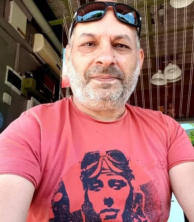 <p>Televizyondan uzak olsa da tiyatroya olan bağlılığını s&uuml;rd&uuml;ren Okan Selvi, sanat kariyerine sahnede devam ederek izleyicisiyle buluşmayı s&uuml;rd&uuml;r&uuml;yor.</p>
