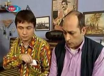 <p>İstanbul'da da farklı tiyatro projelerinde sahne alan oyuncu, sanat yaşamını aktif şekilde s&uuml;rd&uuml;r&uuml;yor.</p>
