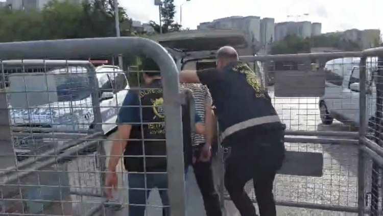 <p><span style="color:#A52A2A"><strong>1 Ş&Uuml;PHELİ TUTUKLANDI</strong></span></p>

<p>&nbsp;</p>

<p>Olayın ardından geniş &ccedil;aplı &ccedil;alışma başlatan polis ekipleri, ka&ccedil;an ş&uuml;phelilerin kimliklerini tespit etti.</p>

<p>&nbsp;</p>

<p>D&uuml;zenlenen operasyonda ş&uuml;phelilerden H.B. g&ouml;zaltına alındı.</p>

<p>&nbsp;</p>

<p>Emniyetteki işlemlerinin ardından adliyeye sevk edilen H.B., &ccedil;ıkarıldığı mahkemece tutuklanarak cezaevine g&ouml;nderildi.</p>
