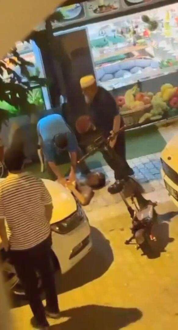 <p>Bir s&uuml;re yoğun bakım &uuml;nitesinde tedavi g&ouml;ren aile &uuml;yeleri, durumlarının iyiye gitmesi &uuml;zerine tedavilerinin ardından taburcu edildi.</p>
