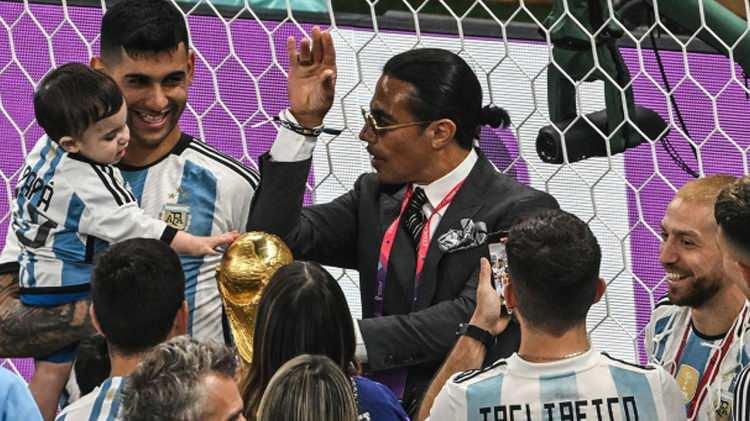 <p>2022 FIFA D&uuml;nya Kupası finalinde sahaya inerek Lionel Messi ve Arjantin Milli Takımı'nın kutlamalarına katılmasıyla d&uuml;nya &ccedil;apında tartışma yaratan Nusret G&ouml;k&ccedil;e, bu kez 2026 FIFA D&uuml;nya Kupası finalinde yeniden g&uuml;ndeme geldi.</p>
