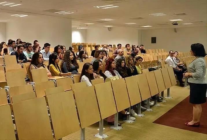 <p>&Ouml;ğrenciler &uuml;niversite tercih stresi yaşarken, &ouml;zel &uuml;niversiteler de yeni d&ouml;nem &uuml;cretlerini a&ccedil;ıklamaya başladı.&nbsp;</p>
