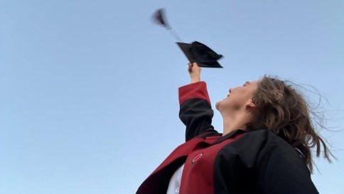 <p>Alina Boz, oyunculuk kariyerini s&uuml;rd&uuml;r&uuml;rken, diğer yandan eğitim hayatını da tamamladı.</p>
