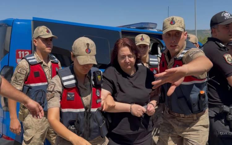 <p>G&uuml;listan Doku soruşturması kapsamında, valilik konutunda &ccedil;alışan tanıkların ifadeleri doğrultusunda g&ouml;zaltına alınan ve sabah saatlerinde adliyeye sevk edilen tutuklu eski Vali Tuncay Sonel&rsquo;in eşi Handan Sonel&rsquo;in savcılıktaki ifade işlemleri tamamlandı.&nbsp;</p>

