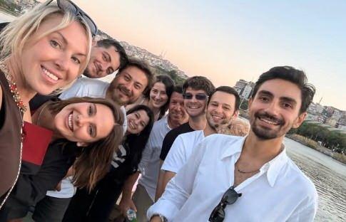 <p>İstanbul Bilgi &Uuml;niversitesi Radyo, Televizyon ve Sinema B&ouml;l&uuml;m&uuml;'nden mezun olan Boz'un bu mutlu g&uuml;n&uuml;nde, annesi Olga Boz sosyal medya hesabından paylaşım yaparak kızını kutladı.</p>

