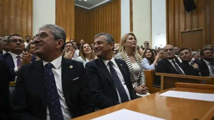 <p>CHP, mutlak butlan sonrasında ikiye b&ouml;l&uuml;nd&uuml;...</p>

<p>Kemal Kılı&ccedil;daroğlu'nun karar sonrasında CHP'ye geri d&ouml;nmesiyle &Ouml;zg&uuml;r &Ouml;zel ve ekibinin g&ouml;rev s&uuml;resi de sona erdi.&nbsp;</p>

<p>&Ouml;zel ve ekibi, Kılı&ccedil;daroğlu'nun g&ouml;reve d&ouml;nmesini kabullenmedi ve yeni parti hazırlıkları i&ccedil;in &ccedil;alışma başlattı.&nbsp;</p>
