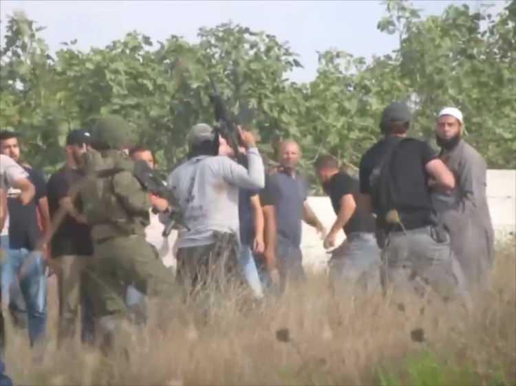 <p>İşgal altındaki Batı Şeria'da tansiyon yeniden zirveye tırmandı. Reuters, Al Jazeera ve Filistin haber ajansı Wafa'nın ge&ccedil;tiği bilgilerine g&ouml;re, yasadışı Havat Gilad ter&ouml;rist yerleşimi yakınlarındaki Tal kasabasına baskın d&uuml;zenleyen İsrailli yerleşimci ter&ouml;ristler b&ouml;lgede dehşet sa&ccedil;tı. Evlerini korumaya &ccedil;alışan Filistinliler ile silahlı yerleşimciler arasında sıcak temas sağlandı.</p>
