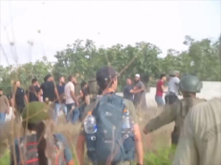 <p>"İsrailliler geri d&ouml;nd&uuml; ve kasabanın batı kısmına saldırarak silahla bir &ccedil;ocuğa vurdular. Bu durum b&uuml;y&uuml;k bir kaosa neden oldu. Ardından İsrail ordusu geldi ve yerleşimcilerle birlikte ateş a&ccedil;maya başladı."</p>
