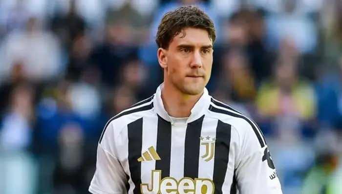 <p>Siyah-beyazlılarda forvet hattı i&ccedil;in Dusan Vlahovic transferinde yaşanan gecikmeler ve g&ouml;r&uuml;şmelerin uzaması &uuml;zerine rota Suudi Arabistan'a kırıldı.</p>
