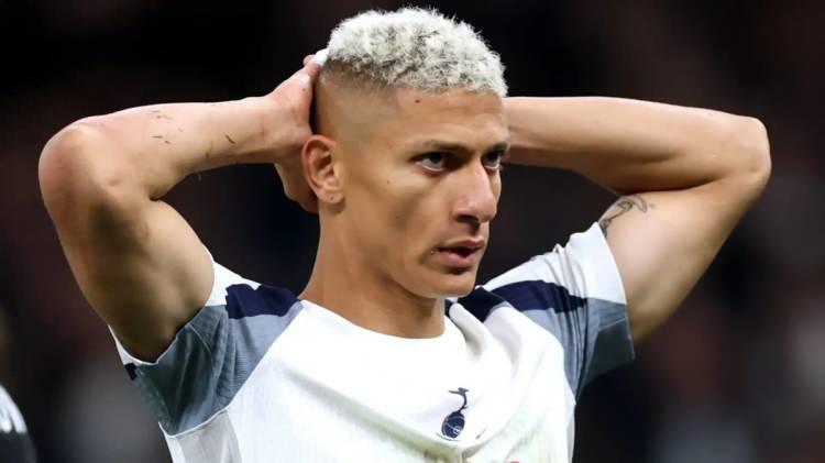 <p>Brezilyalı Richarlison'u renklerine bağlamak isteyen Fenerbah&ccedil;e cazip kontratın dışında ilk 11 s&ouml;z&uuml; de verdi.<br />
<br />
Arabistan'dan &ouml;nemli teklifleri geri &ccedil;eviren Tottenham'ın 29'luk forveti, 5 b&uuml;y&uuml;k ligde kalmak istiyor.&nbsp;<br />
<br />
(AKŞAM)</p>
