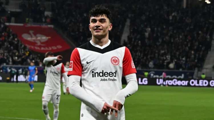 <p>Galatasaray, Can Uzun bombasını patlatmak &uuml;zere... 20 yaşındaki 10 numara i&ccedil;in Eintracht Frankfurt'a 40 milyon euro &ouml;neren Cimbom, Bundesliga kul&uuml;b&uuml;n&uuml;n indirim yapmasını bekliyor.<br />
<br />
Alman ekibi ise 50 milyon euroda direniyor.<br />
<br />
(FOTOMA&Ccedil;)</p>
