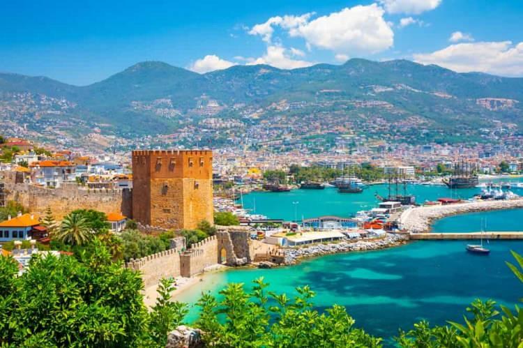 <p>Antalya'nın turizm lokomotifi Alanya, y&uuml;ksek n&uuml;fusu, g&uuml;&ccedil;l&uuml; ekonomisi ve uluslararası turizm potansiyeliyle listenin başında yer alıyor. İl&ccedil;enin bu y&ouml;n&uuml;, onu il olma konusunda g&uuml;&ccedil;l&uuml; bir aday kılıyor.</p>
