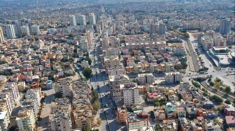<p>Mersin'e bağlı Tarsus, k&ouml;kl&uuml; tarihi, gelişmiş sanayisi ve yaklaşık 350 bin kişilik n&uuml;fusuyla uzun yıllardır il olması konuşulan il&ccedil;elerden biri. Bu birikim, onu listenin &uuml;st sıralarına taşıyor.</p>
