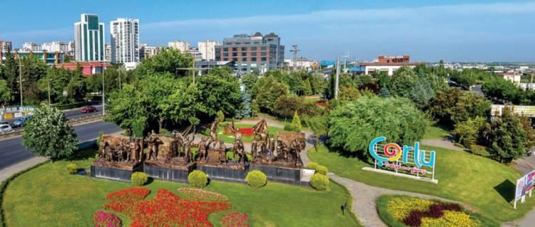 <p>Tekirdağ'ın sanayi merkezi &Ccedil;orlu, &uuml;retim kapasitesi, organize sanayi b&ouml;lgeleri ve yoğun n&uuml;fusuyla dikkat &ccedil;ekiyor. Sanayi ve ticaretin kalbi konumundaki bu il&ccedil;e, il olma potansiyeliyle &ouml;ne &ccedil;ıkıyor.</p>
