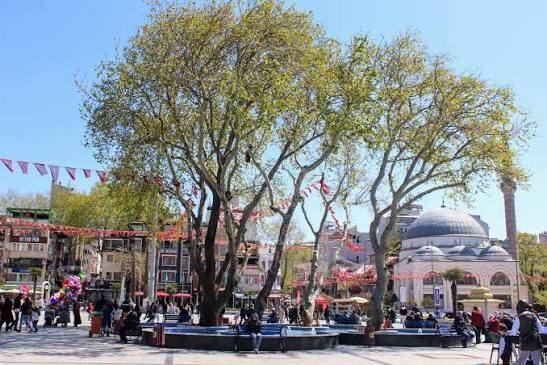 <p>Balıkesir'in &ouml;nemli liman ve sanayi merkezlerinden Bandırma, Marmara B&ouml;lgesi'ndeki stratejik konumuyla il olmaya aday il&ccedil;eler arasında g&ouml;steriliyor. Deniz taşımacılığı ve sanayinin buluştuğu bu nokta, b&ouml;lgesel bir merkez olma yolunda ilerliyor.</p>
