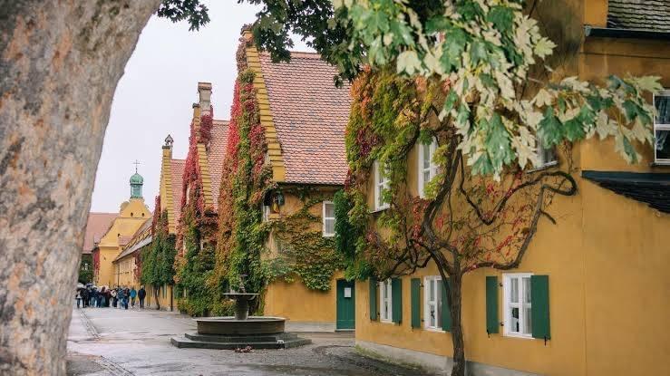 <p><span style="color:#B22222"><strong>D&Uuml;Ş&Uuml;K KİRANIN NEDENİ</strong></span></p>

<p>Fuggerei, ticari bir konut projesi değil, y&uuml;zyıllardır faaliyetini s&uuml;rd&uuml;ren bir vakıf tarafından y&ouml;netiliyor. Ama&ccedil;, maddi imkanları sınırlı kişilere g&uuml;venli ve uygun maliyetli bir yaşam alanı sunmak.</p>
