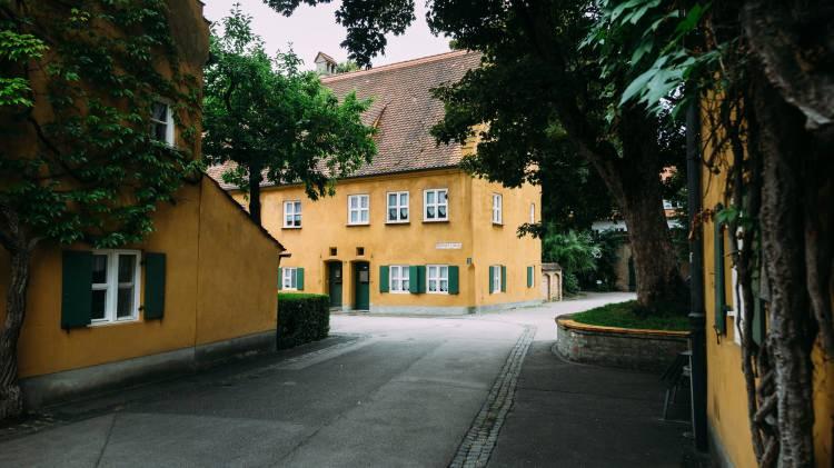 <p><strong>2. Augsburg'da ikamet etmek</strong></p>

<p>Başvuru sahibinin belirli bir s&uuml;re boyunca Augsburg'da yaşamış olması şartı bulunuyor. B&ouml;ylece konutların &ouml;ncelikle b&ouml;lge halkına tahsis edilmesi ama&ccedil;lanıyor.</p>
