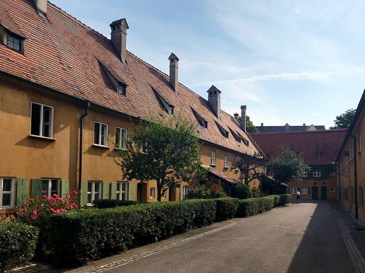 <p><strong>3. Her g&uuml;n &uuml;&ccedil; dua etmek</strong></p>

<p>Fuggerei'nin en dikkat &ccedil;ekici kuralı ise manevi bir şart i&ccedil;eriyor.</p>

<p>Mahalle sakinlerinden her g&uuml;n vakfın kurucusu Jakob Fugger ve ailesi adına &uuml;&ccedil; dua etmeleri isteniyor. Bunlar geleneksel olarak bir Rabbin Duası (Our Father), bir Selam Sana Meryem (Hail Mary) ve İman Duası (Apostles' Creed) olarak belirtiliyor.</p>
