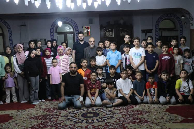 <p>Kayseri'de 30 yıldır g&ouml;n&uuml;ll&uuml; olarak kentteki camilerin temizliğini yapan <span style="color:#A52A2A"><strong><em>Dursun Ka&ccedil;an&rsquo;ın (68)</em></strong></span> umreye gitme hayali, Aydınlıkevler Camii imamı &Ouml;mer &Ccedil;eki&ccedil; ile cemaatin girişimleriyle ger&ccedil;ek oldu.&nbsp;</p>

<p>&nbsp;</p>

<p>Ka&ccedil;an, camide yaz Kur&rsquo;an kursunda eğitim alan &ccedil;ocuklar tarafından alkışlarla umreye uğurlandı.</p>
