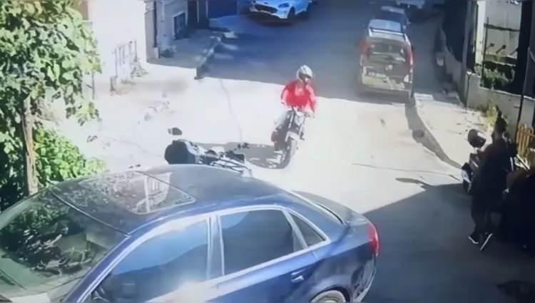 <p>Ş&uuml;phelilerin silahlı saldırının ardından ikinci bir motosiklet ve kiralık otomobille hareket ettiği belirlendi. Eren K.'nin (24) ş&uuml;phelilerle birlikte hareket ederek diğer motosikleti kullandığı, Derya &Ouml;.&rsquo;n&uuml;n (23), Nuran &Ouml;. (25) tarafından kiralanan otomobille ş&uuml;phelilerle birlikte saldırıda kullanılan motosikleti almaya gittiği tespit edildi. &Ouml;te yandan Abdulsamet K.&rsquo;nin (22) motosikleti terk edildiği yerden aldığı, Eray &Ccedil;.&rsquo;nin (23) ise motosikleti Mustafa K.&rsquo;ye (26) verdiği tespit edildi.</p>
