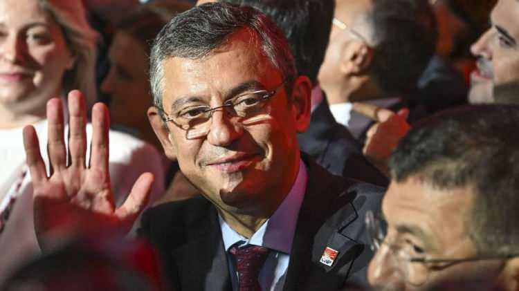 <p>YAKLAŞIK 80 MİLLETVEKİLİ BEKLENTİSİ VARDI</p>

<p>Yeni parti hazırlıklarına ilişkin &ouml;nceki kulislerde, kurucular kurulunun ağırlıklı olarak milletvekillerinden oluşacağı ve CHP&rsquo;den yaklaşık 80 milletvekilinin yeni oluşuma ge&ccedil;eceği belirtilmişti.</p>

<p>Partinin kuruluş dilek&ccedil;esinin, 24 ya da 27 Temmuz&rsquo;da İ&ccedil;işleri Bakanlığına verilebileceği aktarılmıştı.</p>

<p>Son olarak paylaşılan listede &Ouml;zg&uuml;r &Ouml;zel dahil 85 milletvekilinin adı yer aldı.</p>
