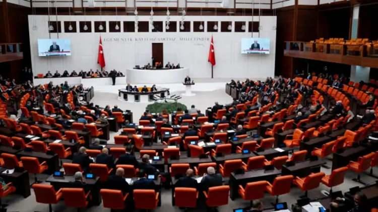 <p><span style="color:#B22222"><strong>İŞTE CHP&rsquo;DEN AYRILAN MİLLETVEKİLLERİNİN ARDINDAN MECLİS&rsquo;TEKİ SANDALYE DAĞILIMI</strong></span></p>

