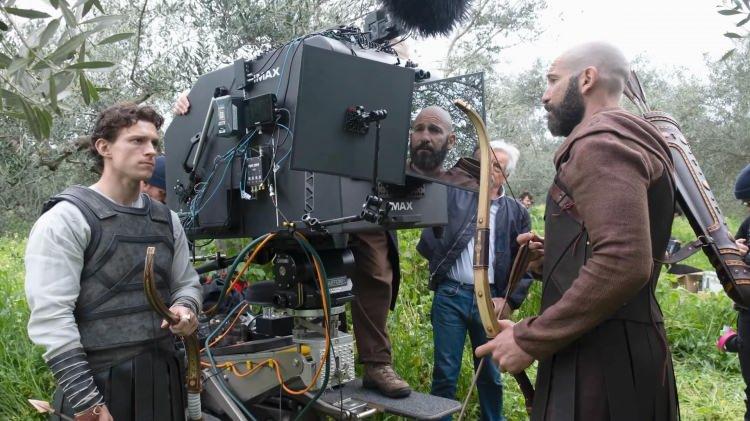 <p><span style="color:#B22222"><strong>IMAX KAMERA &Ouml;DEMELERİ ETKİLEDİ AMA...</strong></span></p>

<p>&nbsp;</p>

<p>Usta y&ouml;netmen Christopher Nolan, hikayenin destansı atmosferini beyaz perdeye en etkileyici haliyle aktarabilmek adına &ccedil;ekimlerde &ouml;zel tasarım IMAX 70mm kameralar kullanma konusunda sonuna kadar ısrarcı oldu.</p>

<p>&nbsp;</p>

<p><span style="color:#B22222"><strong>Oyuncuların bu kameranın b&uuml;t&ccedil;esi i&ccedil;in maaşlarında indirimi kabul ettikleri iddia edildi.</strong></span></p>
