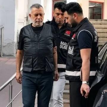 <p><strong>"KAPALI BİR İKİ KURŞUNA BAKAR"</strong></p>

<p>&nbsp;</p>

<p>İstanbul Cumhuriyet Başsavcılığı'nın y&uuml;r&uuml;tt&uuml;ğ&uuml; soruşturma kapsamında incelenen dijital materyallerde Haluk Levent'in avukatı Mehmet S&ouml;ğ&uuml;t'&uuml;n Ahbap'ın Levent'teki ofisinin kapısının resmini &ccedil;ekerek Berkant Acil'e attığı ve "Kapalı bir iki kurşuna bakar abi" diyerek tehdit ettiği saptandı.</p>
