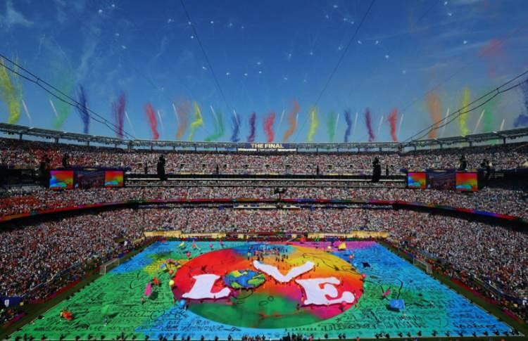 <p>2026 FIFA D&uuml;nya Kupası Finali, futbolun yanı sıra m&uuml;zik d&uuml;nyasının en b&uuml;y&uuml;k yıldızlarını da aynı sahnede buluşturdu. Tarihte ilk kez d&uuml;zenlenen D&uuml;nya Kupası devre arası g&ouml;sterisinin ana yıldızları Madonna, Shakira, Justin Bieber ve BTS oldu.</p>
