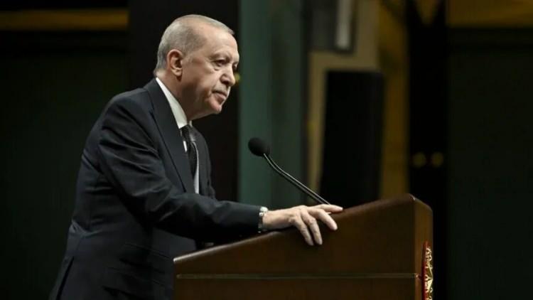 <p><span style="color:rgb(178, 34, 34)"><strong>RECEP TAYYİP ERDOĞAN</strong></span><strong>&nbsp; |&nbsp; T&Uuml;RKİYE CUMHURİYETİ CUMHURBAŞKANI</strong></p>

<p>Jeopolitik konumu ve &ccedil;ok y&ouml;nl&uuml; diplomasi yeteneğiyle hem Avrupa hem Orta Doğu&rsquo;da belirleyici rol oynar.</p>
