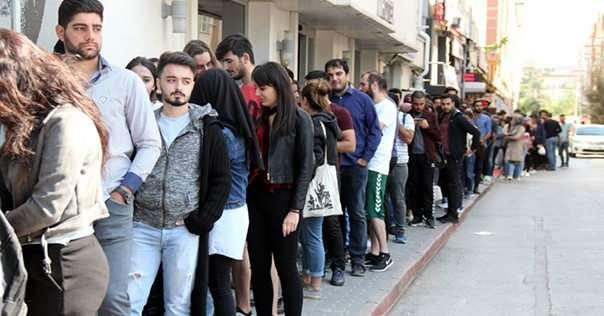<p>PROFESYONEL SIRA BEKLEYİCİ</p>

<p>&Ouml;zellikle ABD ve İngiltere'de yoğun talep g&ouml;ren etkinliklerde başkalarının yerine saatlerce sırada bekliyor.&nbsp;</p>
