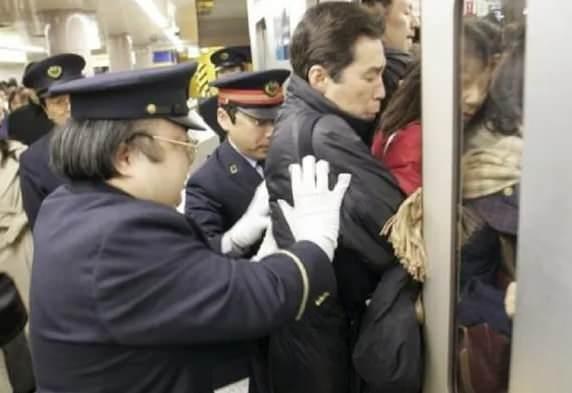 <p>OŞİYA(TREN İTME G&Ouml;REVLİSİ)&nbsp;</p>

<p>Japonya'da &ouml;zellikle sabah ve akşam yoğunluğunda g&ouml;rev yapan oshiyalar, d&uuml;nyanın en sıra dışı mesleklerinden biri olarak g&ouml;steriliyor. Bu g&ouml;revliler, aşırı kalabalık trenlerde yolcuların g&uuml;venli şekilde vagona yerleşmesini sağlamak ve kapıların kapanabilmesi i&ccedil;in gerektiğinde yolcuları nazik&ccedil;e i&ccedil;eri doğru itiyor. Yoğun metro hatlarında ulaşımın aksamaması i&ccedil;in &ouml;nemli bir g&ouml;rev &uuml;stleniyorlar.</p>
