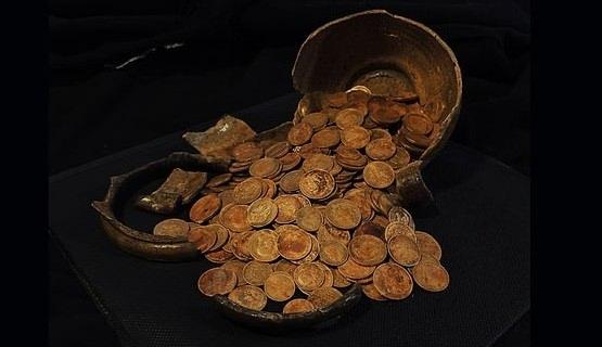 <p><strong>&Uuml;&Ccedil; İNŞAAT İŞ&Ccedil;İSİNE PAYLAŞTIRILDI</strong></p>

<p>Satıştan elde edilen gelir ise Fransız yasaları gereği yarı yarıya m&uuml;lk sahipleri ile hazineyi bulan &uuml;&ccedil; iş&ccedil;i arasında paylaştırıldı.</p>
