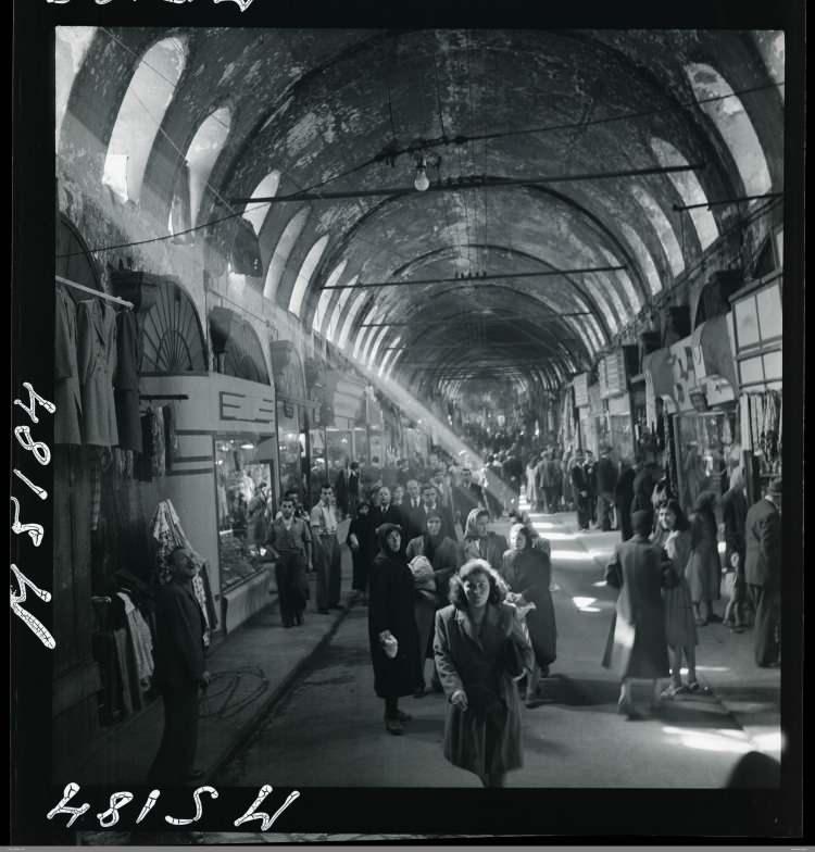 <p>İsve&ccedil;li &uuml;nl&uuml; fotoğraf&ccedil;ı Karl Werner Gullers'in 1940'lı yılların sonunda İstanbul'da &ccedil;ektiği tarihi kareler, Anadolu Ajansı (AA) arşivine kazandırılarak T&uuml;rkiye'nin g&ouml;rsel belleğindeki yerini aldı.</p>
