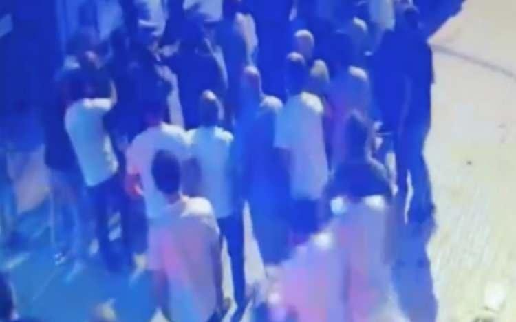 <p>İlk m&uuml;dahaleleri olay yerinde yapılan yaralılar ambulanslarla &ccedil;evredeki hastanelere kaldırılırken, yaralılardan 2'sinin hayati tehlikesinin bulunduğu &ouml;ğrenilmişti.&nbsp;</p>
