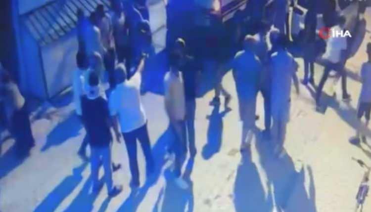 <p>G&ouml;r&uuml;nt&uuml;lerde; şahısların birbirlerini taş ve sopalarla darbettiği, ihbar &uuml;zerine adrese gelerek olaya m&uuml;dahale eden polis ekiplerinin kavganın arasında kaldığı ve 2 polis memurunun yaralandığı anlar yer aldı.&nbsp;</p>
