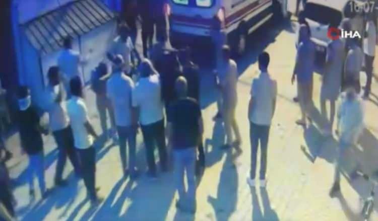 <p>Kameralara ayrıca, kavgaya karışan şahısların zaman zaman polis memurlarıyla tartıştıkları anlar da yansıdı. Polisin olayla ilgili incelemesi s&uuml;r&uuml;yor.</p>

<p>&nbsp;</p>
