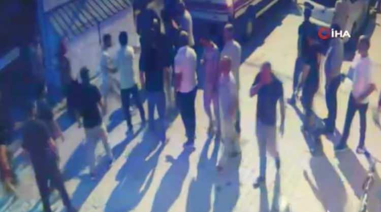 <p>Bunlar ailece toplanmışlar, 7-8 kişi gelip kardeşimi evimizin bah&ccedil;esinde darbetmişler. Olay g&uuml;n&uuml; işten geliyordum.&nbsp;</p>
