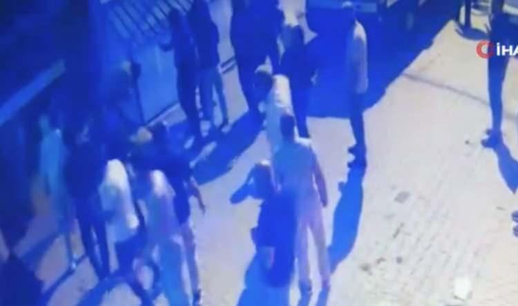 <p>İşten geldim, evin &ouml;n&uuml;nde bir kalabalık g&ouml;rd&uuml;m. Aracımdan indim.&nbsp;</p>
