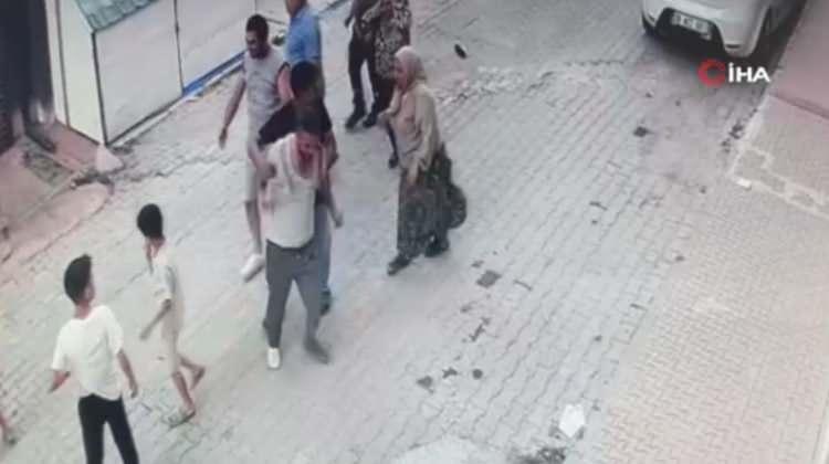 <p>Evimin kapısından girer girmez, kafamı arkaya &ccedil;evirdiğimde &uuml;zerime 25-30 kişinin saldırdığını, koşarak geldiğini g&ouml;rd&uuml;ğ&uuml;m an kafama satırla vurdular.&nbsp;</p>
