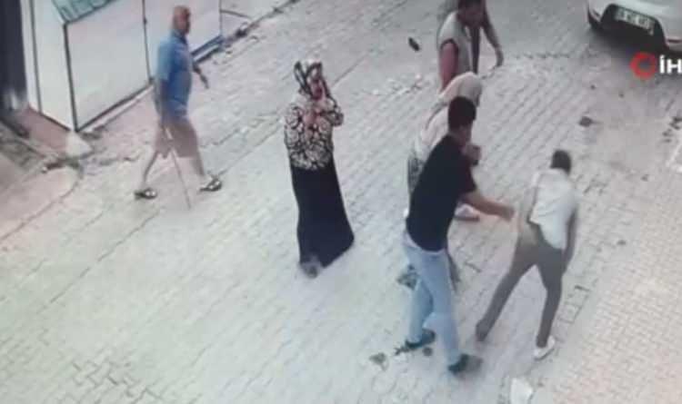<p>Ben satırın darbesiyle evimin bah&ccedil;esine yıkıldım. Bunun &uuml;zerine evimin i&ccedil;indeki kişiler ve karşı taraftan işte bilmediğim, yani tanımadığım o an kişiler evimin i&ccedil;ine girerek beni sopa, taş, kesici aletlerle darbetmeye; eşimin, &ccedil;ocuğumun &ouml;n&uuml;nde, yani k&uuml;&ccedil;&uuml;c&uuml;k kız &ccedil;ocuğumun &ouml;n&uuml;nde beni bu şekilde darbetmeye başladılar."</p>

<p>&nbsp;</p>
