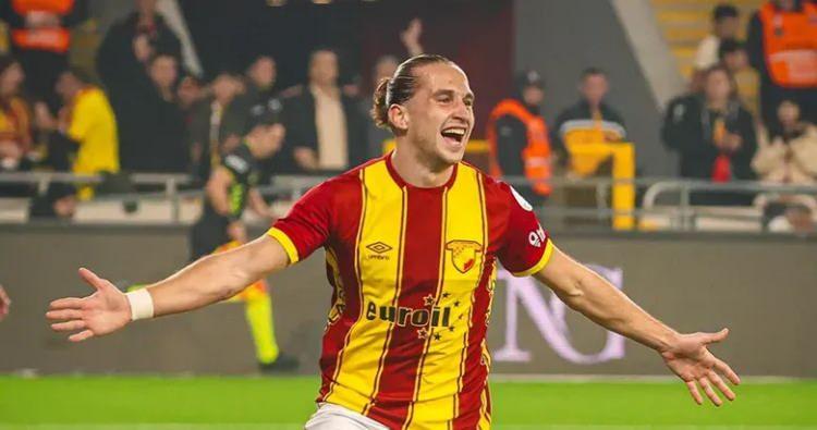 <p><strong>FENERBAH&Ccedil;E ESKİ OYUNCUSUNU İSTİYOR</strong></p>
