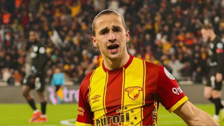 <p>Fenerbah&ccedil;e, yeni sezon &ouml;ncesi transfer &ccedil;alışmalarını s&uuml;rd&uuml;r&uuml;rken g&uuml;ndemine G&ouml;ztepe'nin gen&ccedil; yıldızı Arda Okan'ı aldığı &ouml;ne s&uuml;r&uuml;ld&uuml;.</p>

