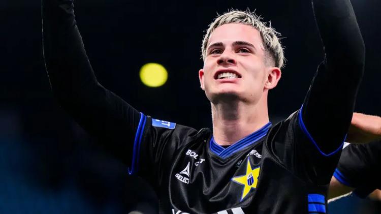 <p>Trabzonspor, İsve&ccedil;'in Sirius takımında forma giyen Robbie Ure i&ccedil;in harekete ge&ccedil;ti.<br />
<br />
22 yaşındaki İsko&ccedil; golc&uuml;y&uuml; Lecce, Lyon ve Hoffenheim da takip ediyor.<br />
<br />
​(FOTOMA&Ccedil;)</p>
