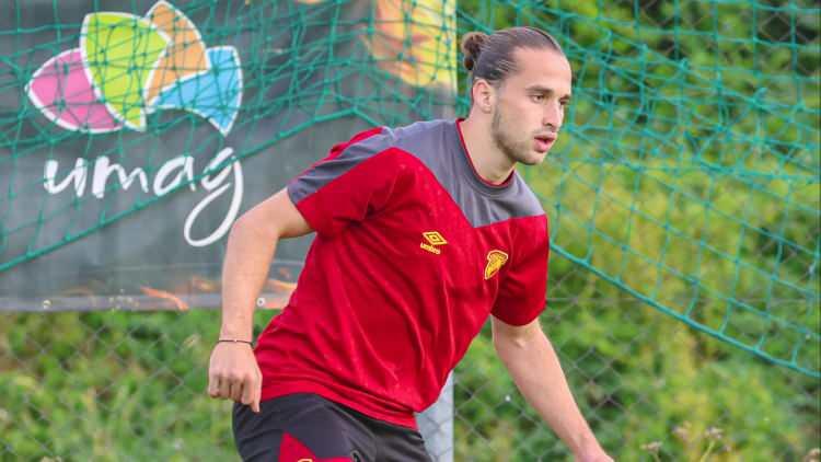 <p>Fenerbah&ccedil;e'nin 2019-2022 yılları arasında Fenerbah&ccedil;e'de U17 ve U19 takımlarında oynayan bir d&ouml;nem A Takım ile de idmanlara &ccedil;ıkan Arda Okan, anlaşmanın sağlanması halinde Fenerbah&ccedil;e'ye gelmeye sıcak bakıyor.</p>
